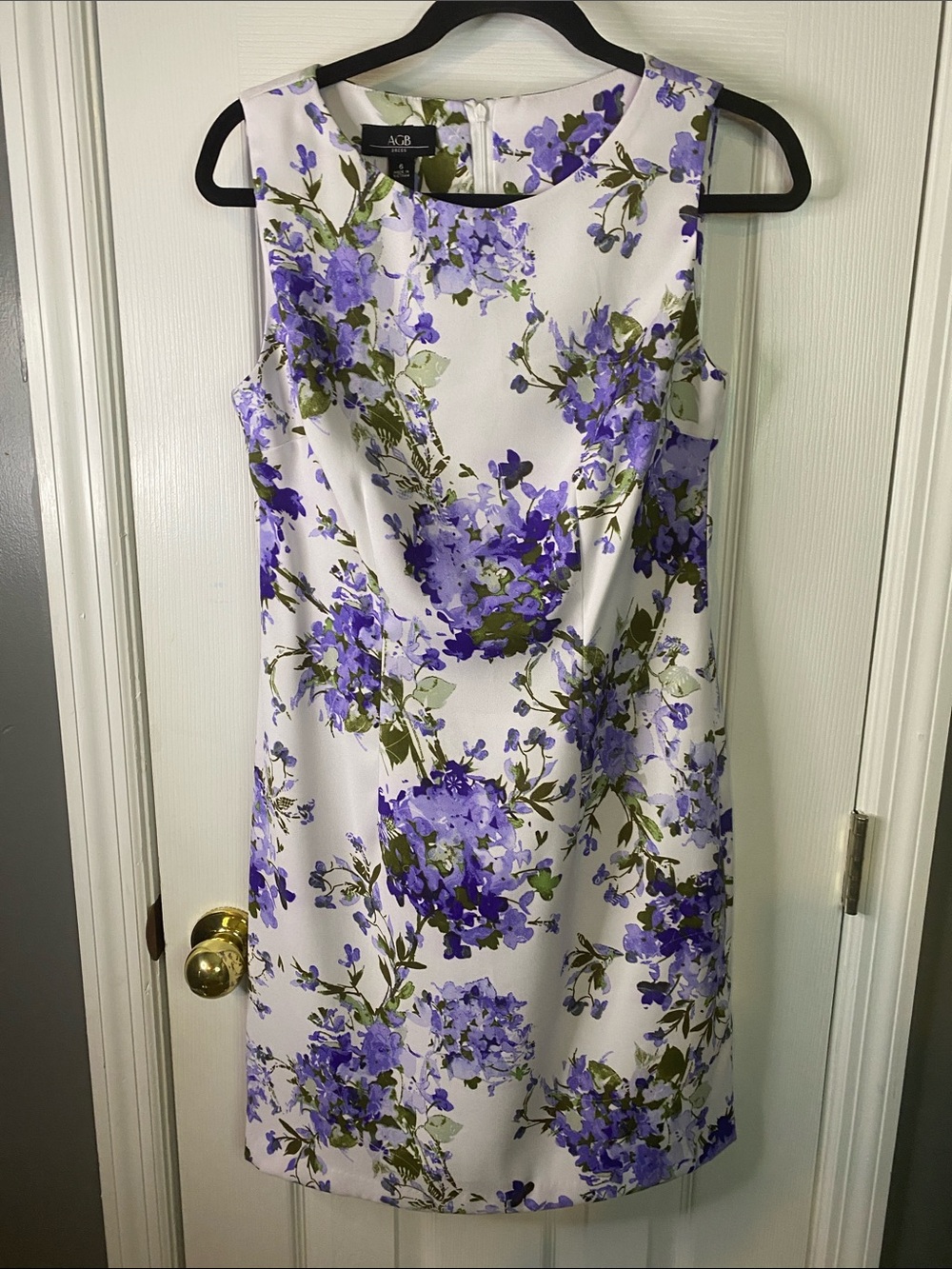 AGB Purple Floral Sleeveless Sheath Dress on White Size 6.